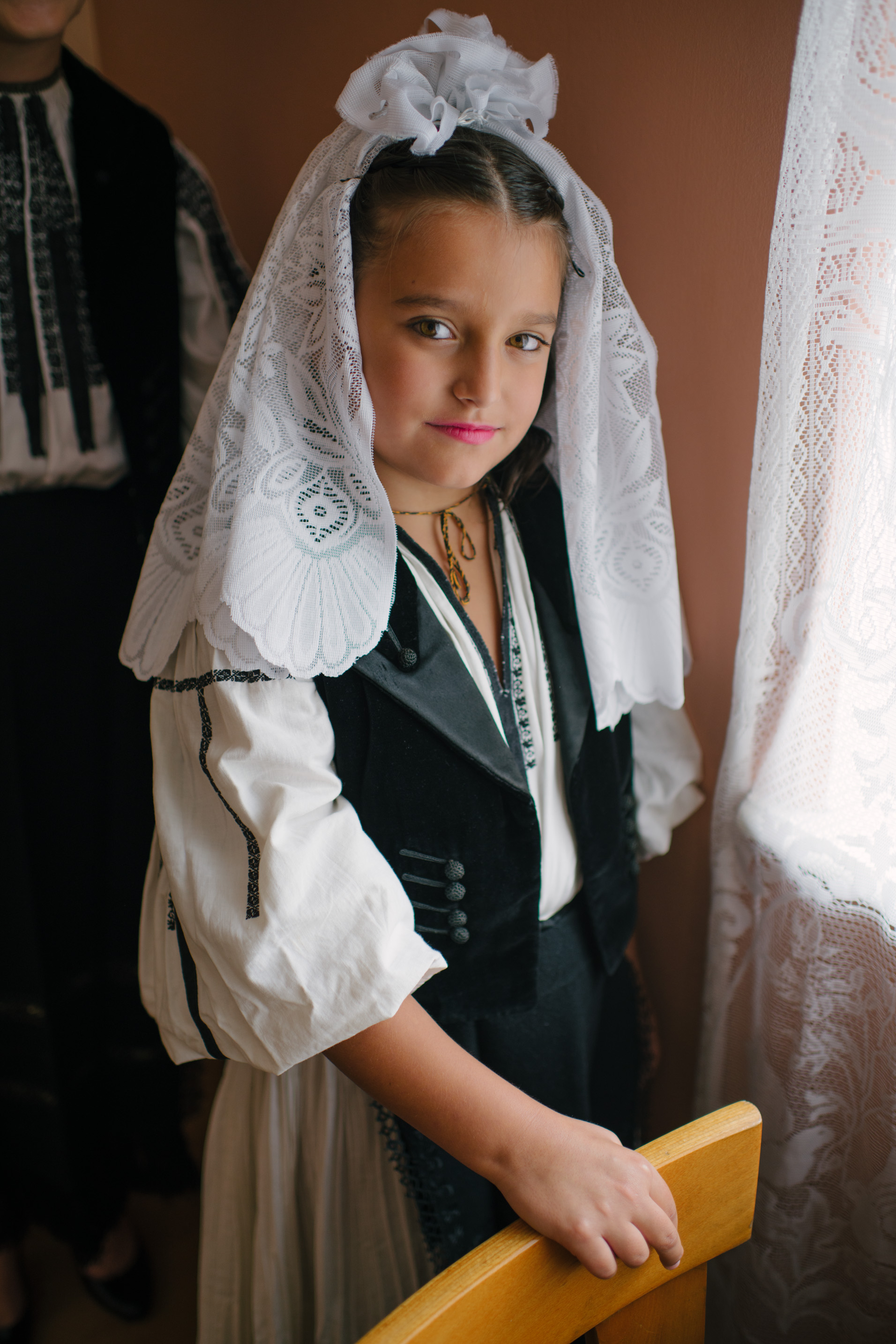 Copil îmbrăcat tradițional